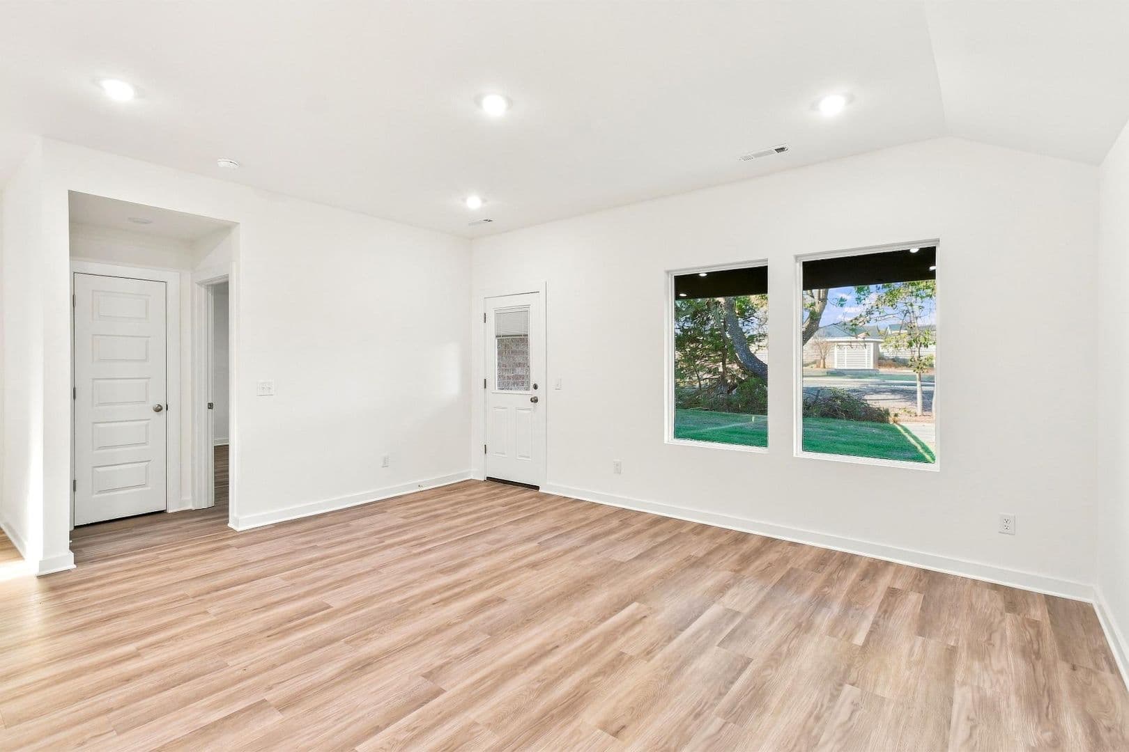 Fayetteville House: 4560 W Triangle St
