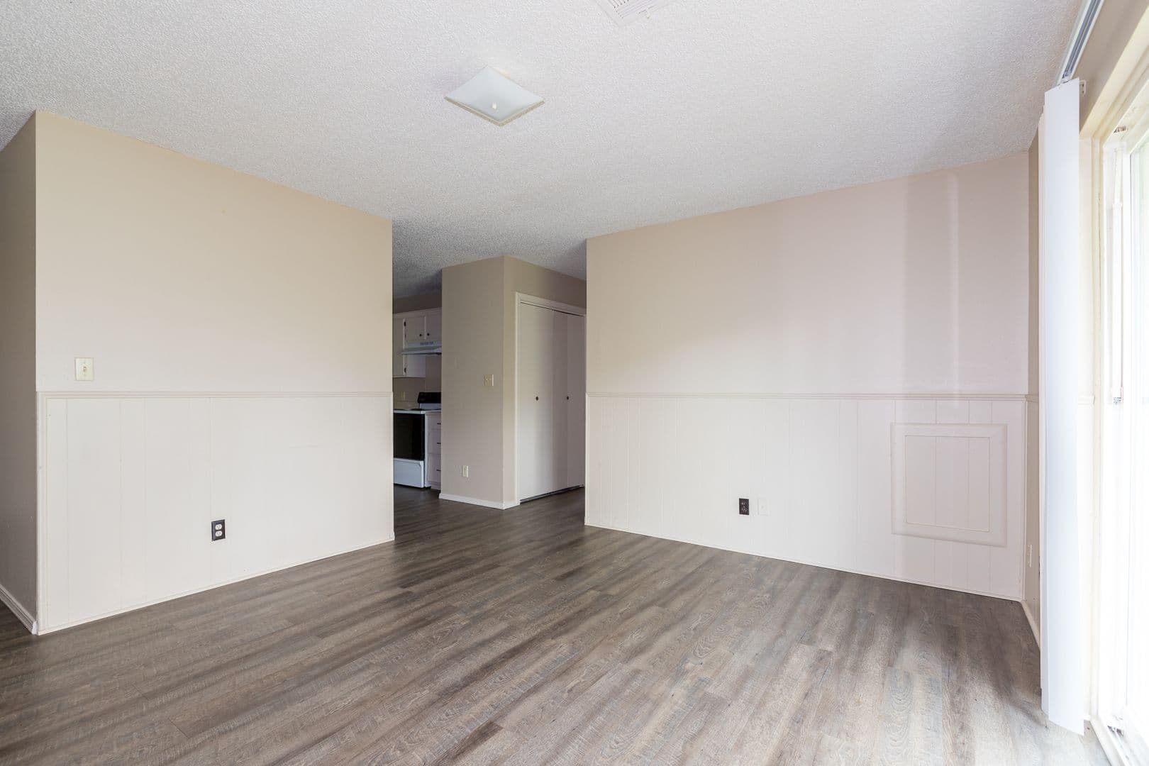 Claremore Apartment: 1421 W Lillian St