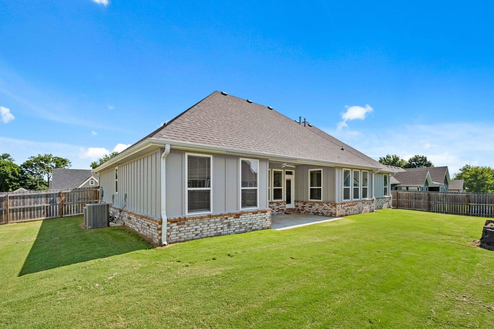 Prairie Grove House: 823 Mueller Way
