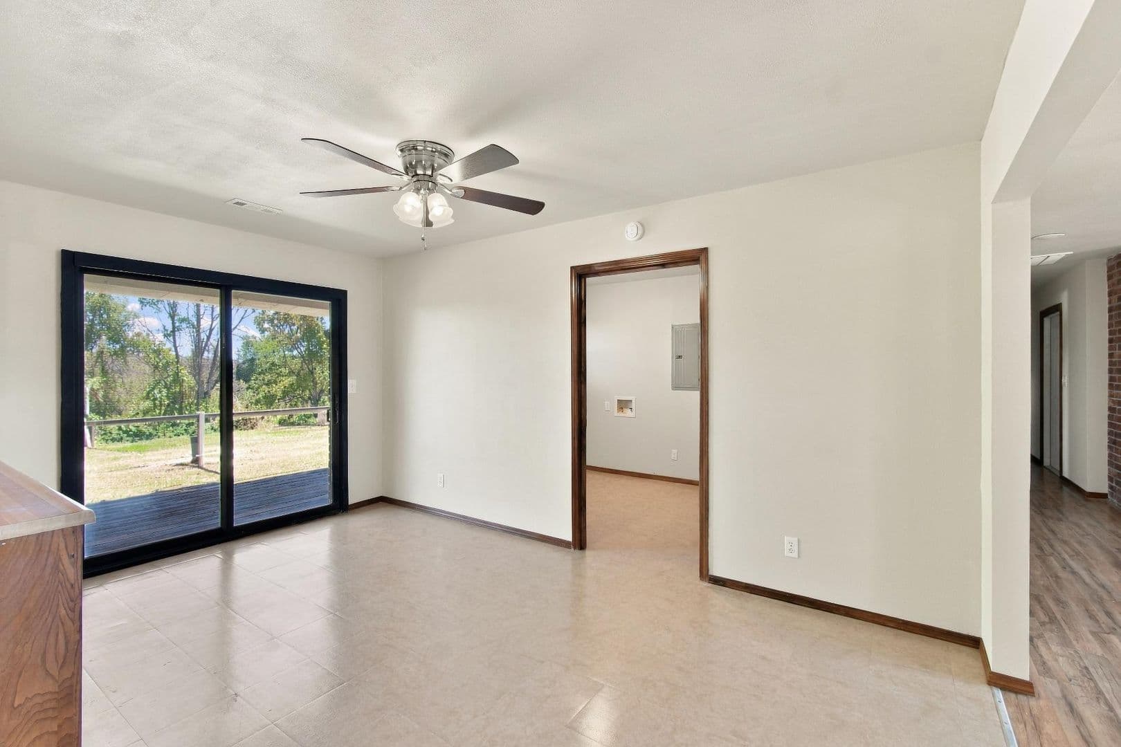Bentonville House: 13917 Rolling Hills Rd