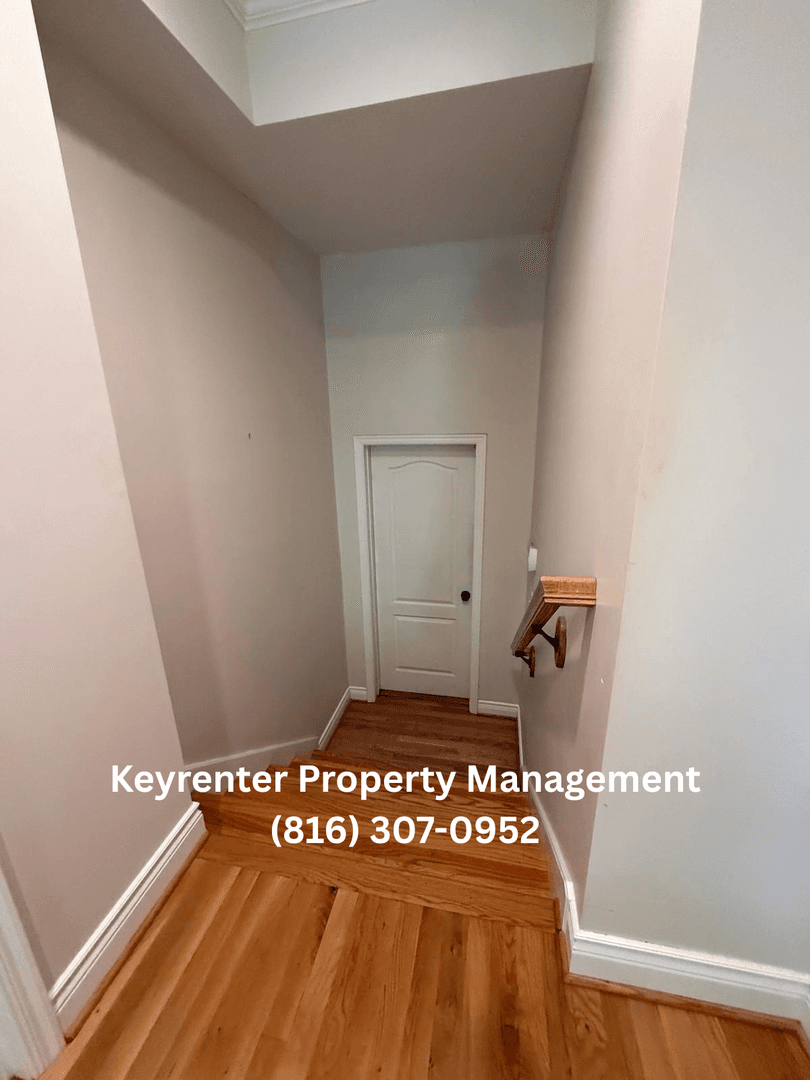Kansas City House: 207 W 34th St