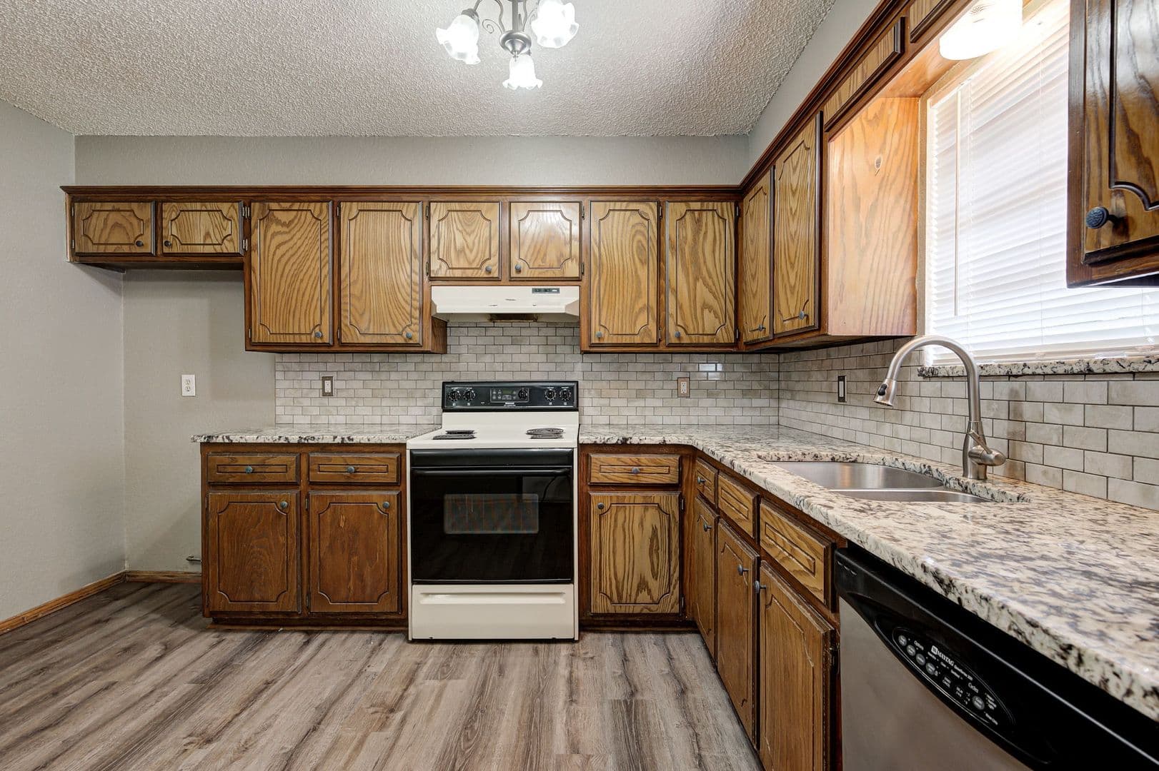 Mustang House: 830 W Perry Dr