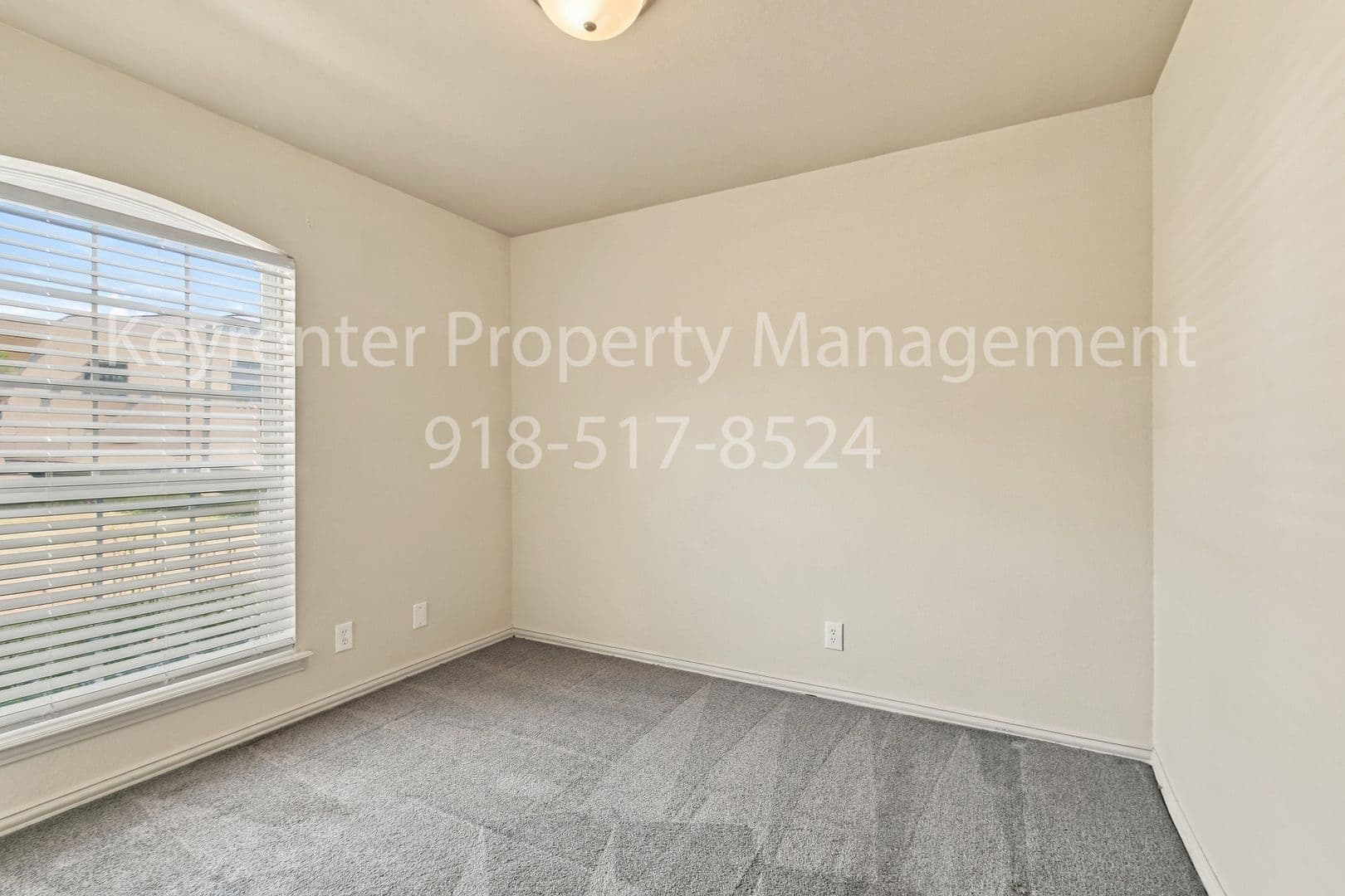 Collinsville House: 2121 W Oak St