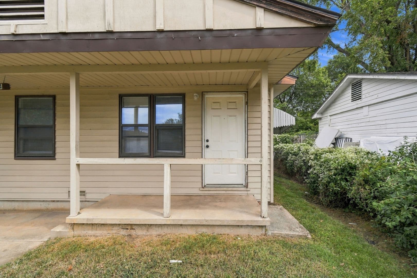 Bartlesville House: 504 SE Elmhurst Ave