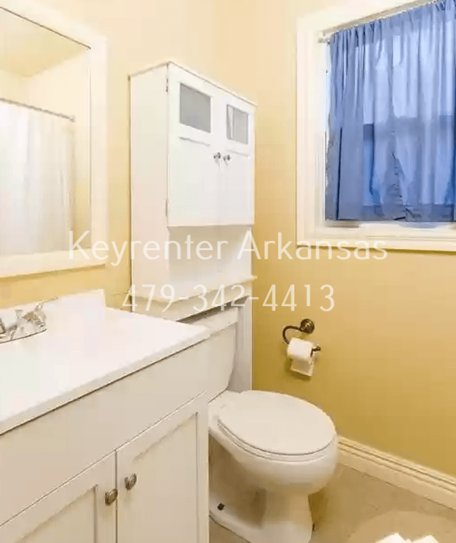 Fayetteville House: 1144 N Vista Pl