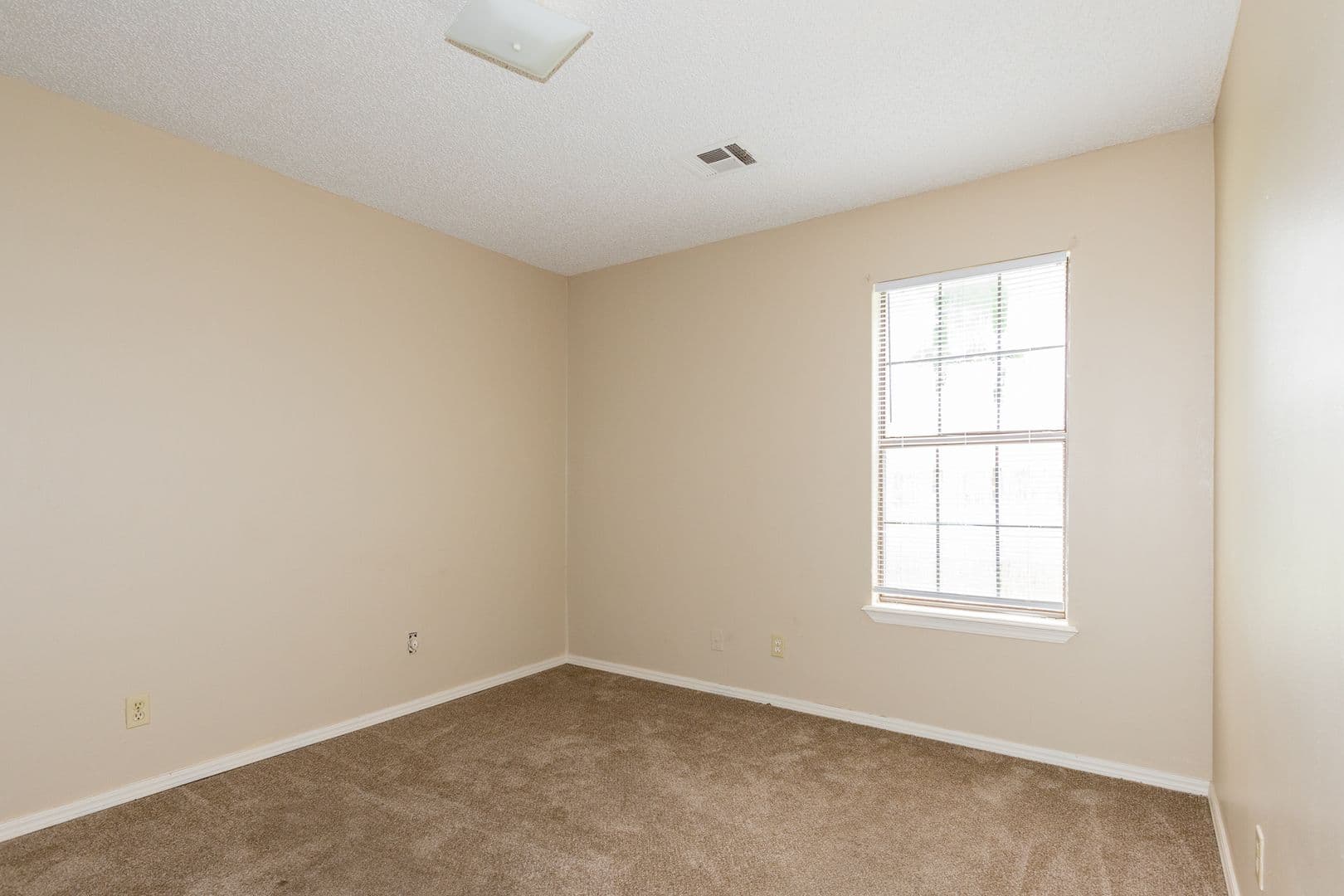 Claremore Apartment: 1421 W Lillian St