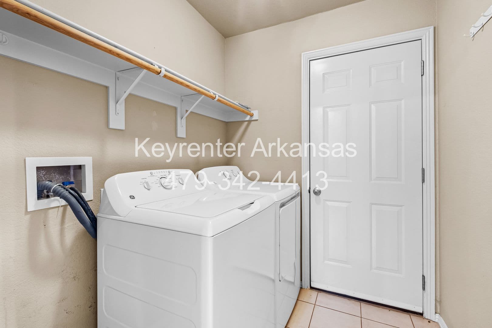 Fayetteville House: 1481 S Holland Dr