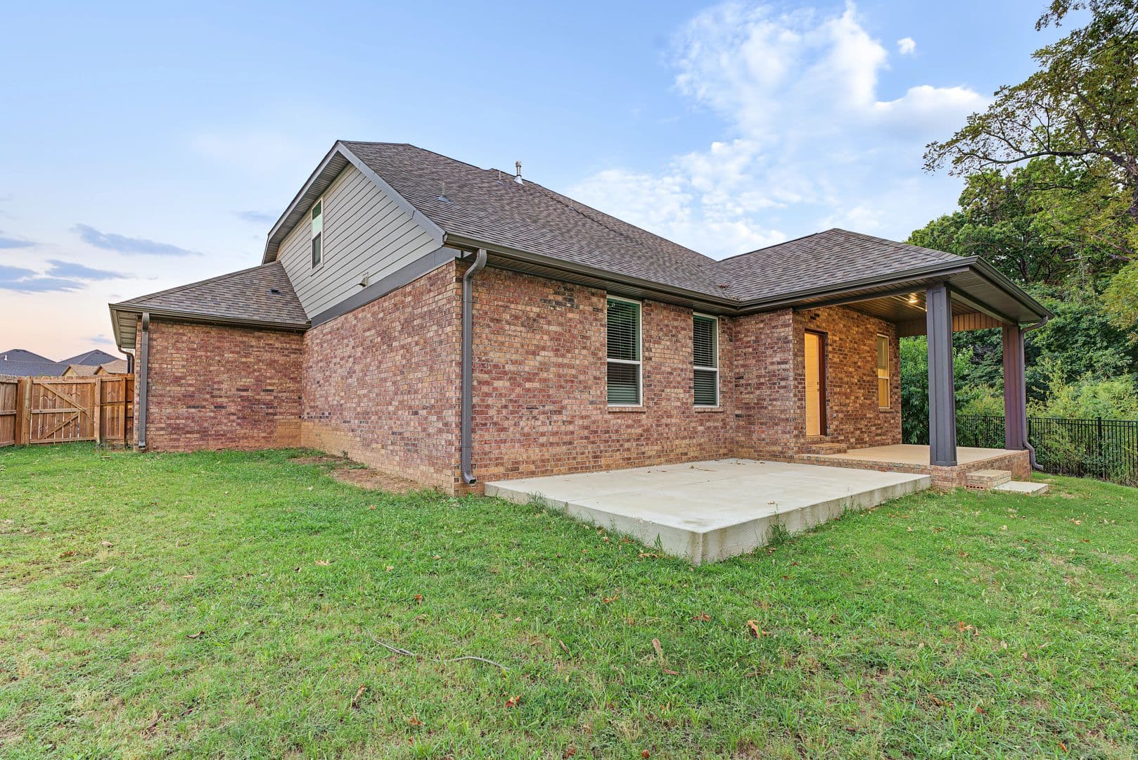 Bentonville House: 3802 SW Pinecrest Dr