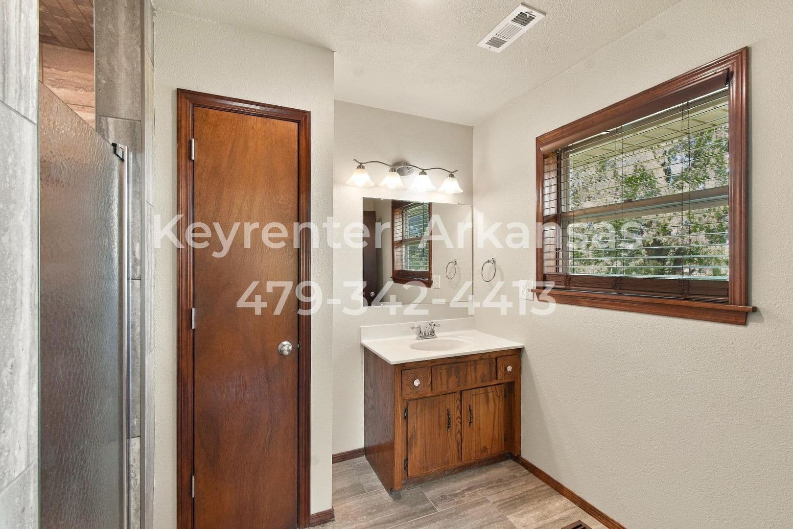 Bentonville House: 13917 Rolling Hills Rd