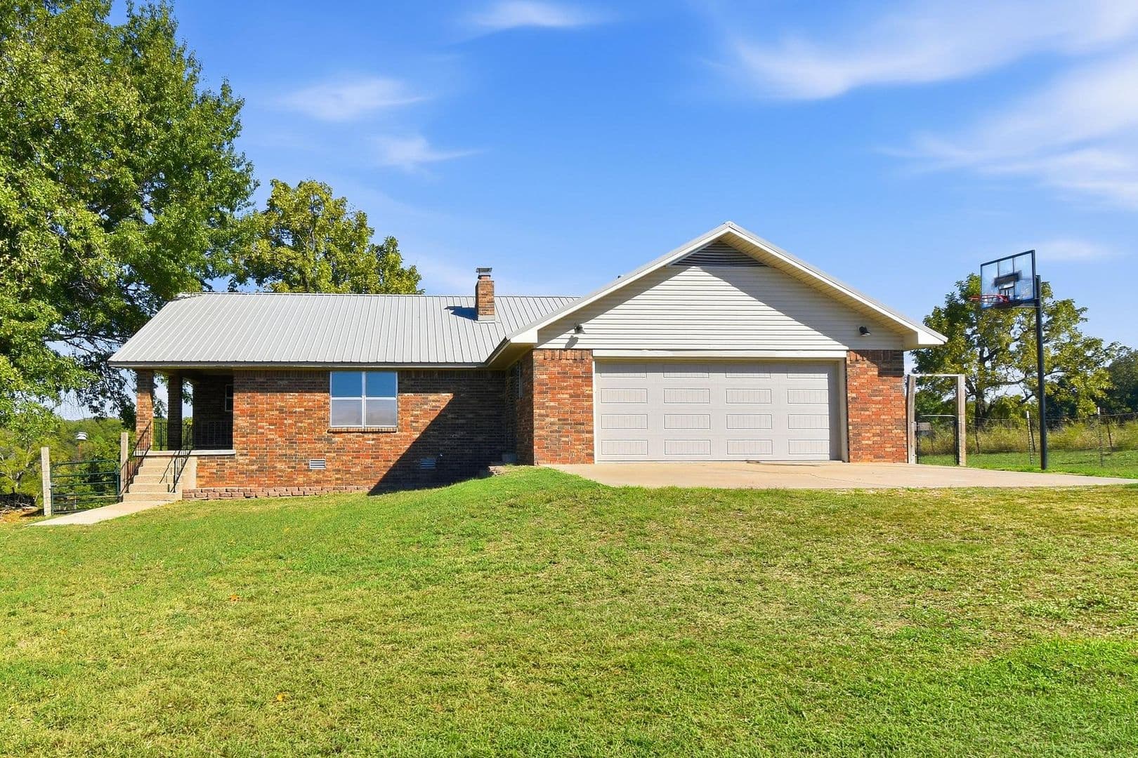 Bentonville House: 13917 Rolling Hills Rd