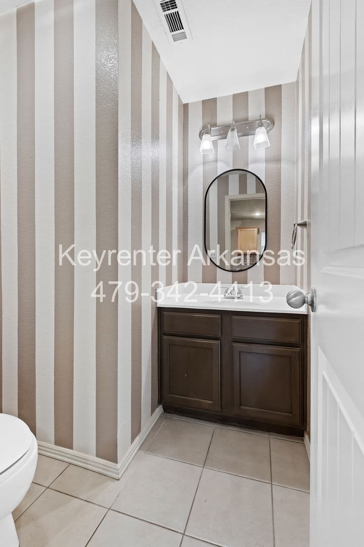 Fayetteville House: 1481 S Holland Dr