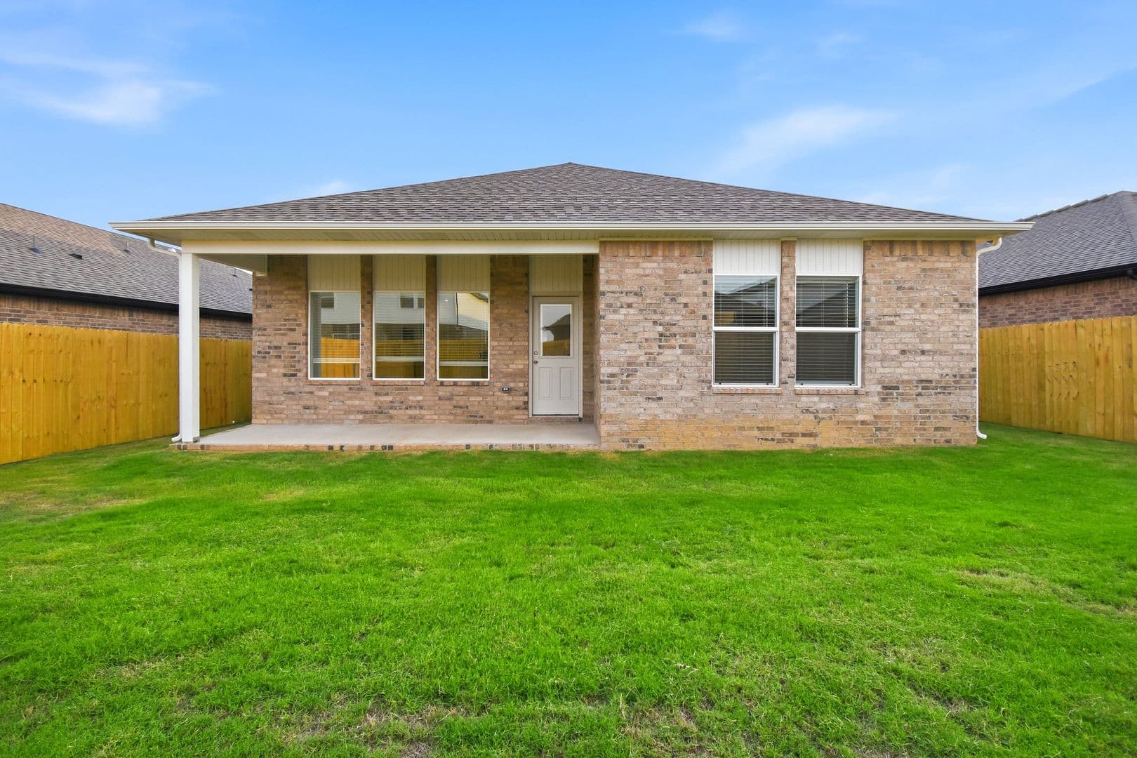 Fayetteville House: 612 S Neon Ave