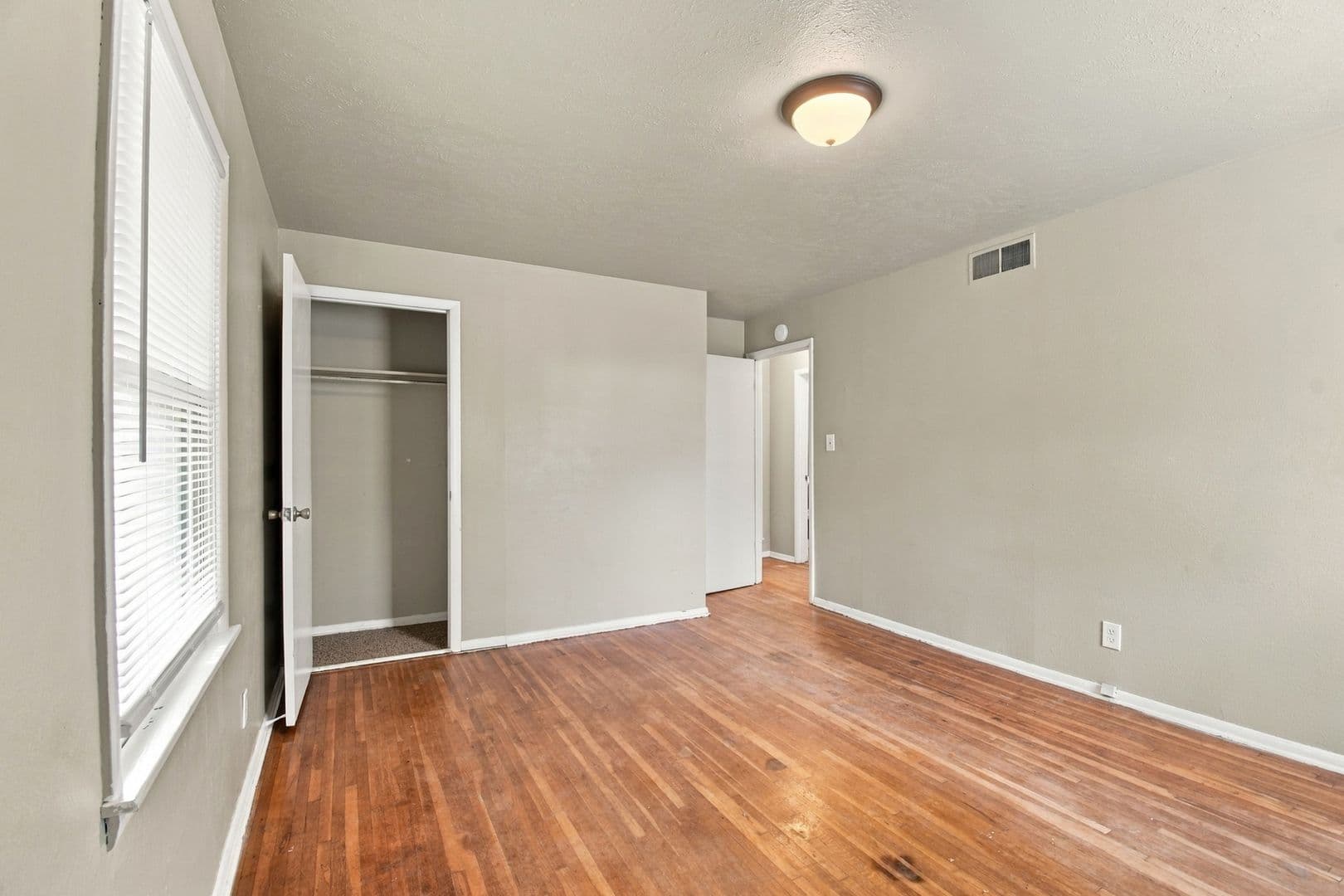 Bartlesville House: 504 SE Elmhurst Ave