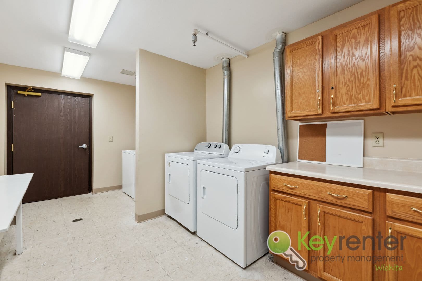 Lyons Apartment: 1411 S Douglas Ave