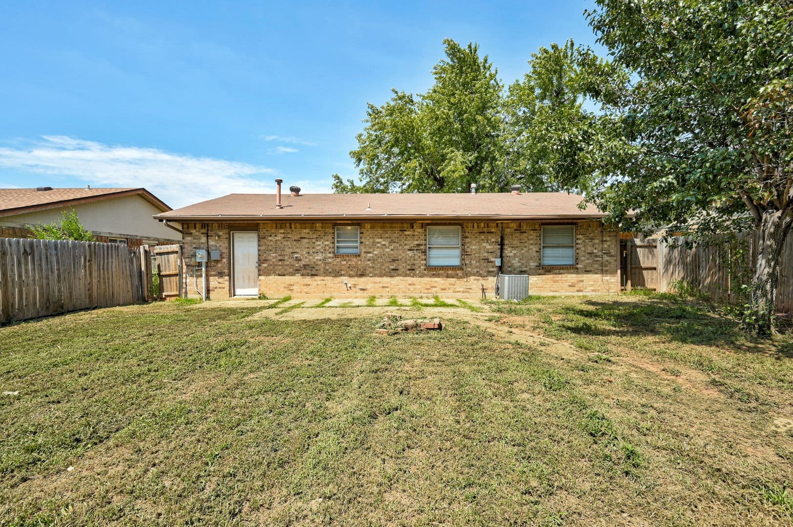 Mustang House: 830 W Perry Dr