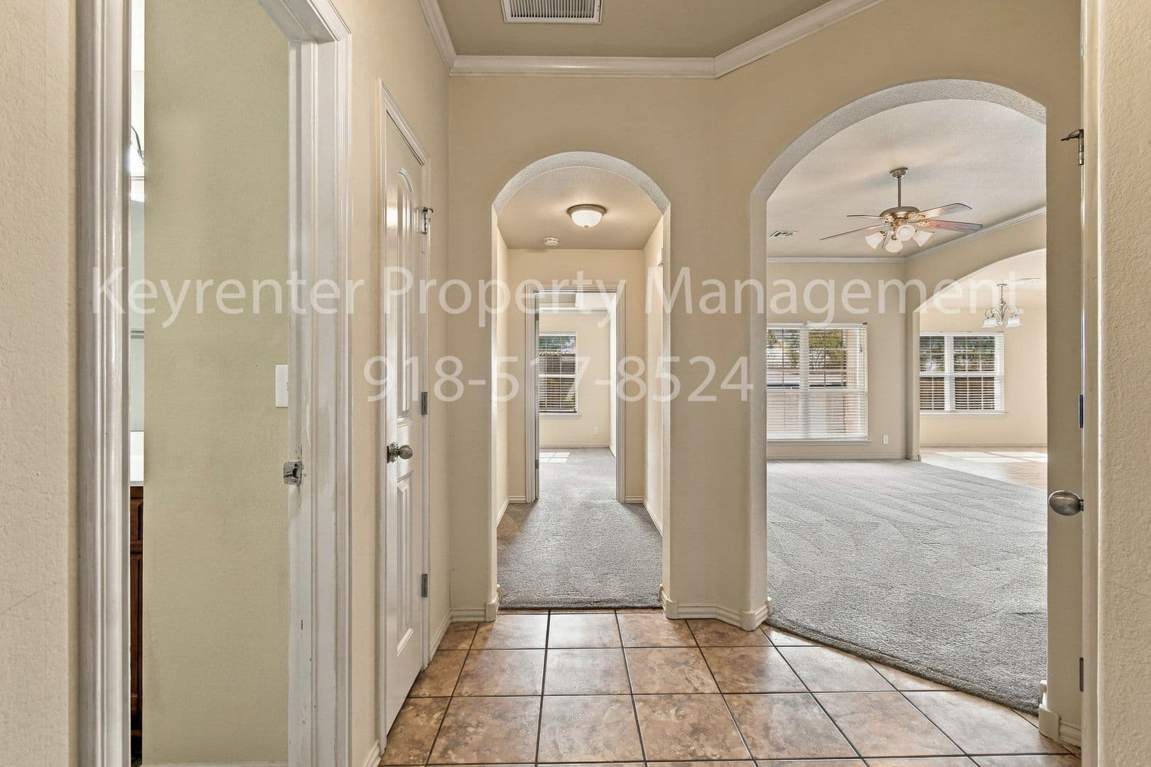 Collinsville House: 2121 W Oak St