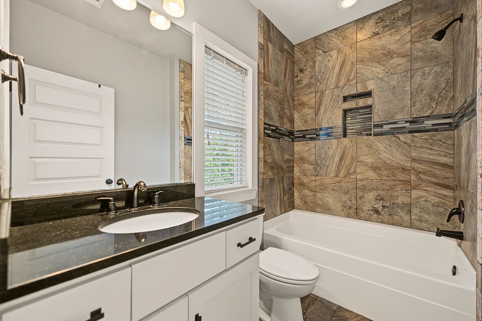 Fayetteville House: 380 S East Ave
