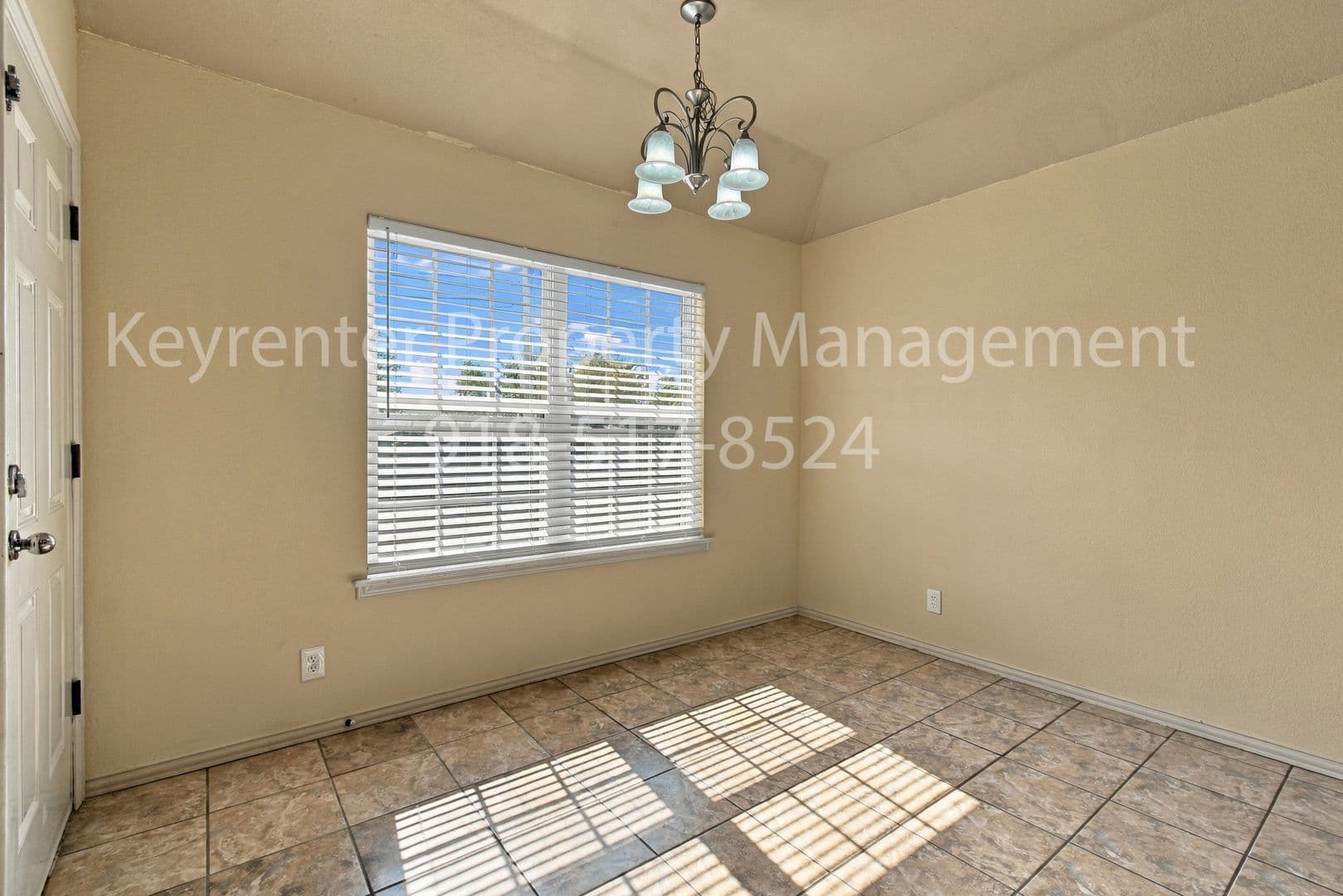 Collinsville House: 2121 W Oak St
