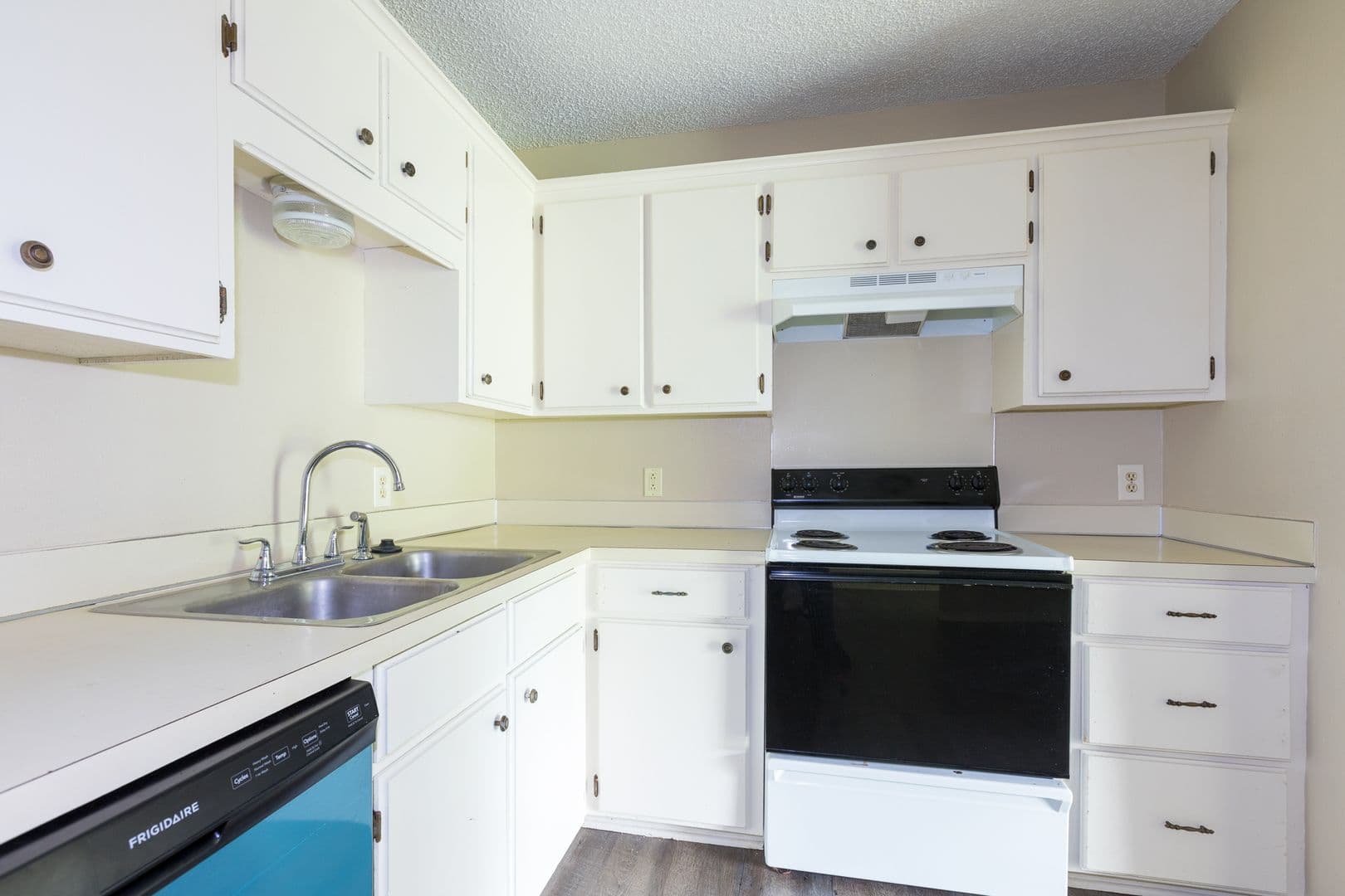 Claremore Apartment: 1421 W Lillian St