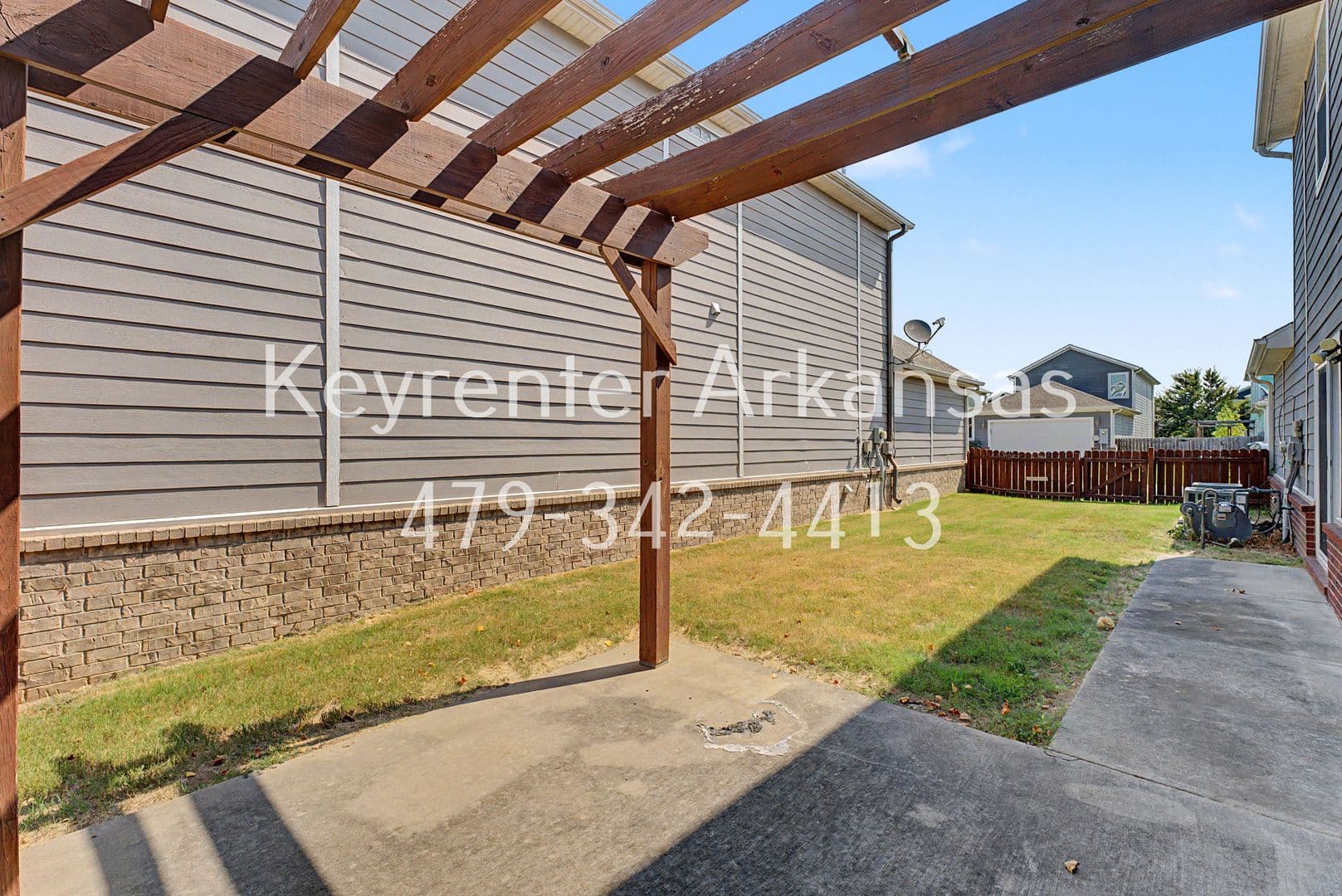 Fayetteville House: 592 N Longfellow Ln
