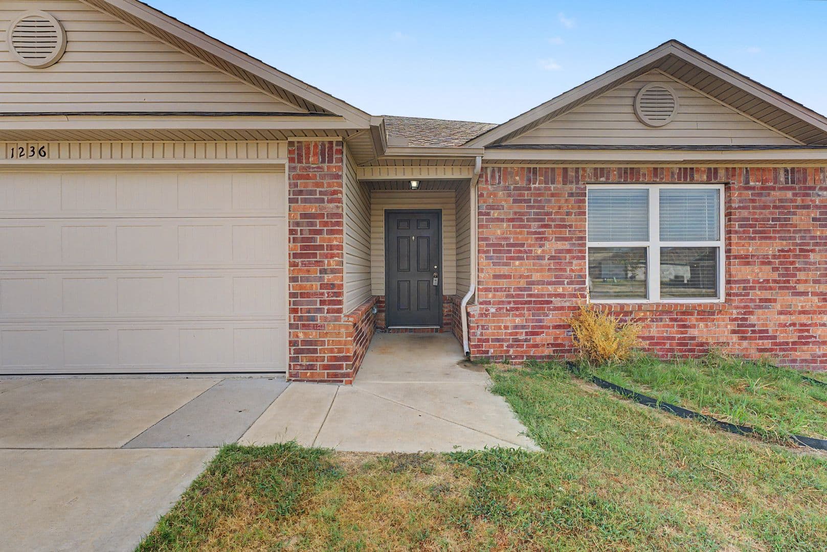 Fayetteville House: 1236 S Nighthawk