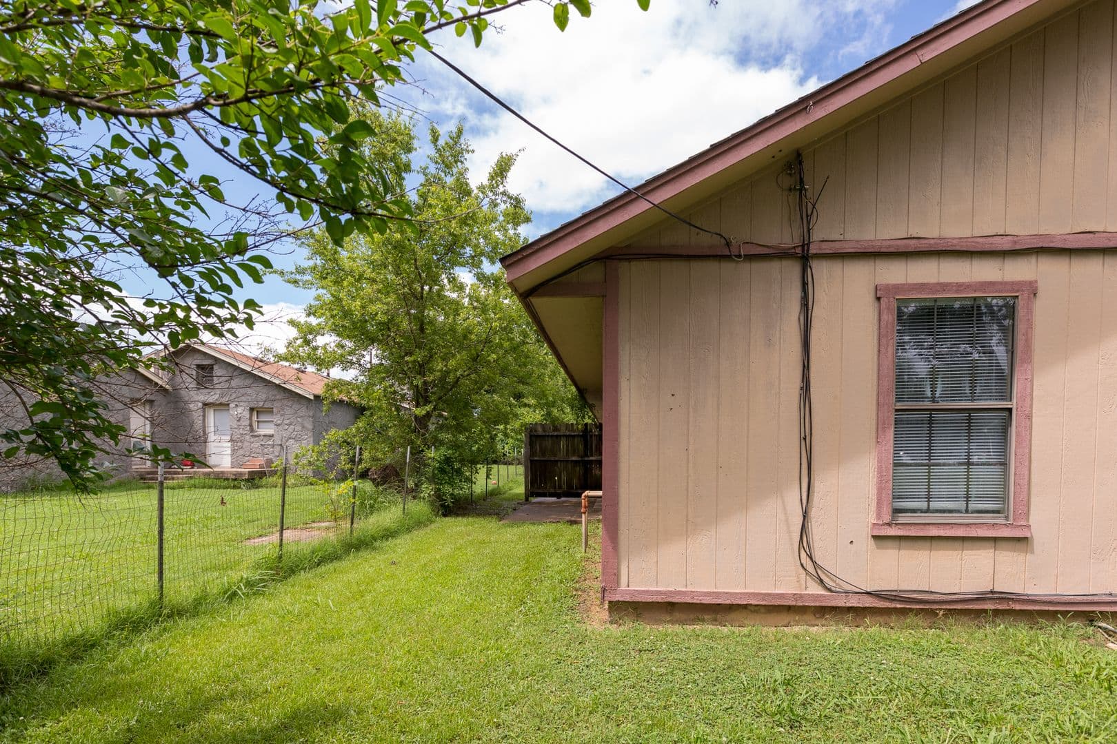 Claremore Apartment: 1421 W Lillian St