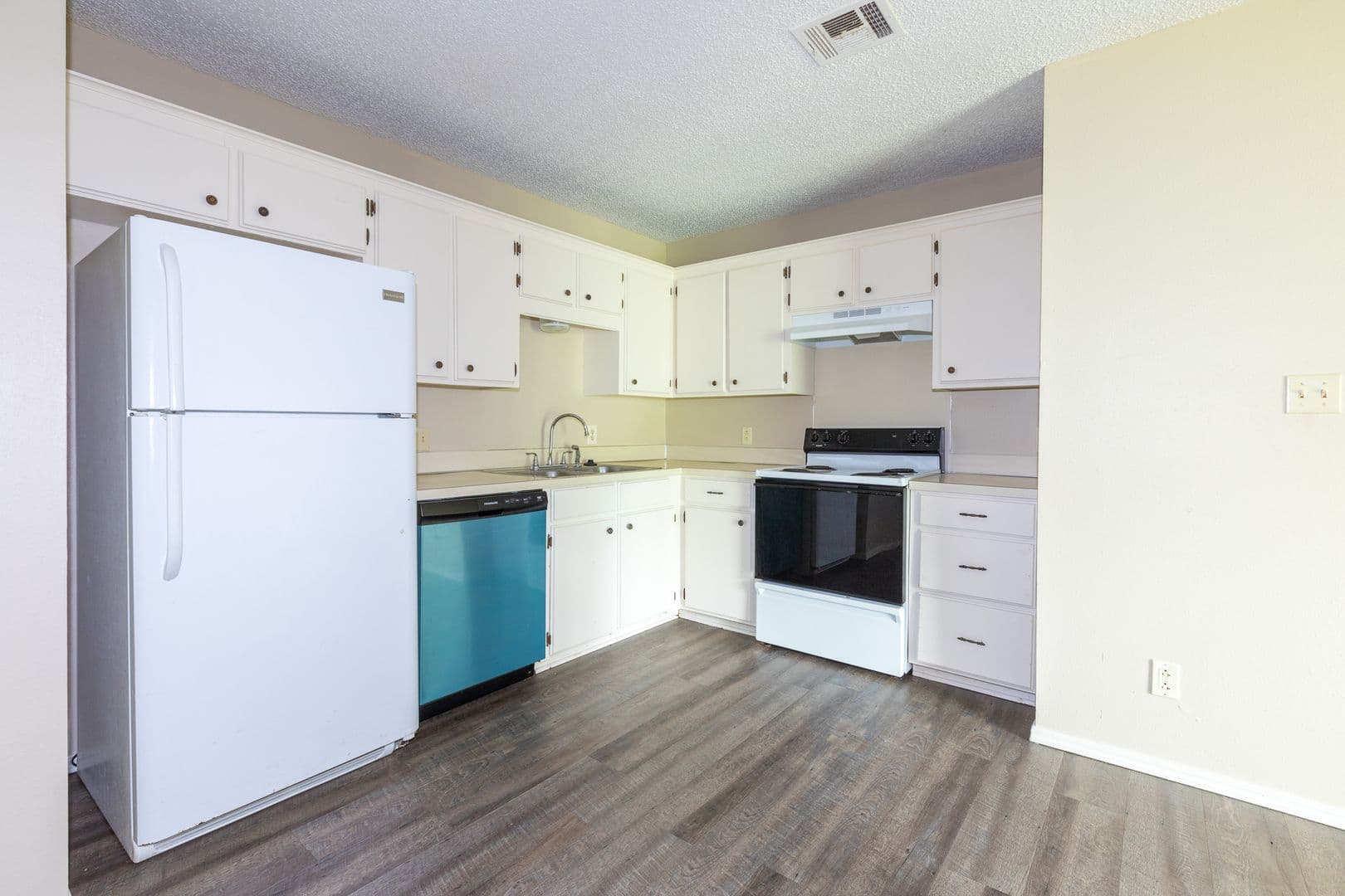 Claremore Apartment: 1421 W Lillian St