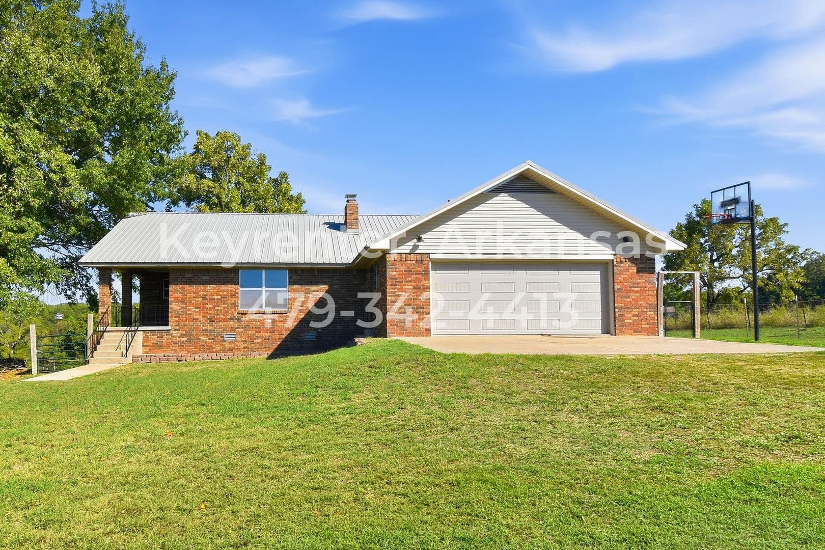 Bentonville House: 13917 Rolling Hills Rd