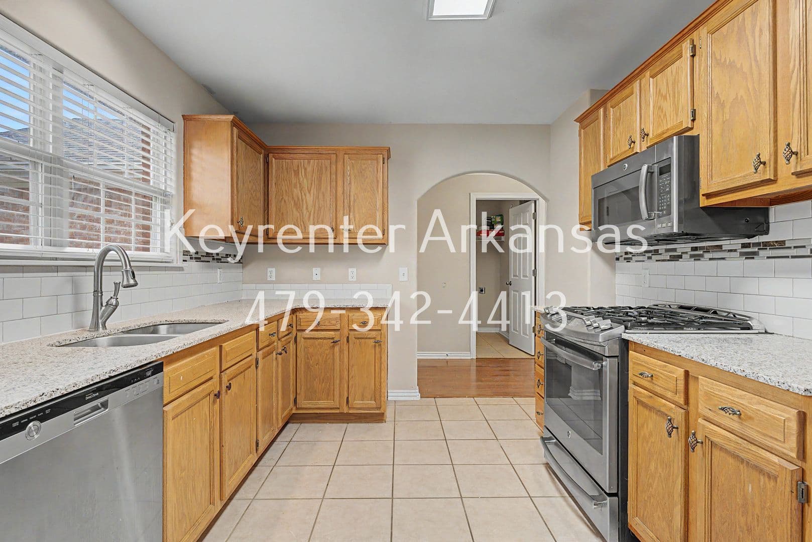 Bentonville House: 3801 SW Carriageway