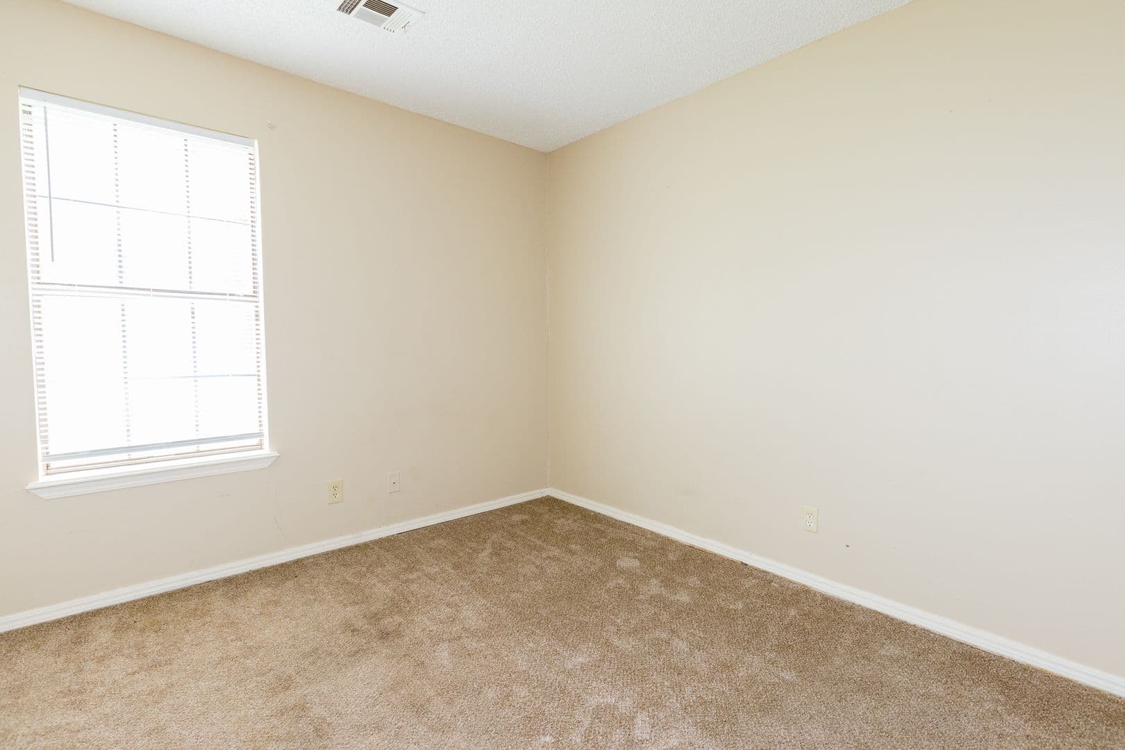 Claremore Apartment: 1421 W Lillian St