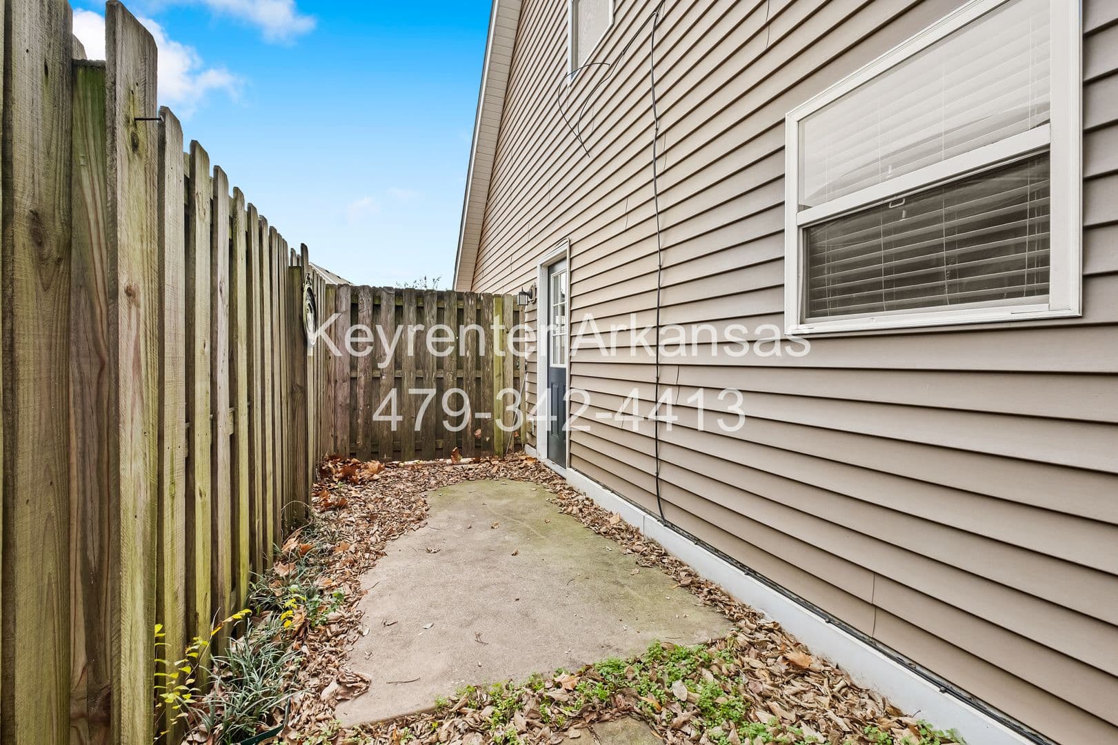 Fayetteville House: 1481 S Holland Dr