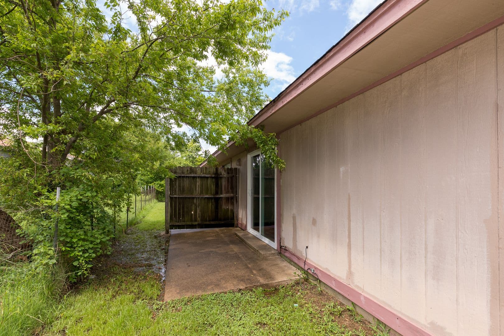 Claremore Apartment: 1421 W Lillian St