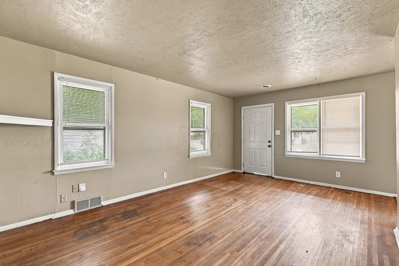 Bartlesville House: 504 SE Elmhurst Ave