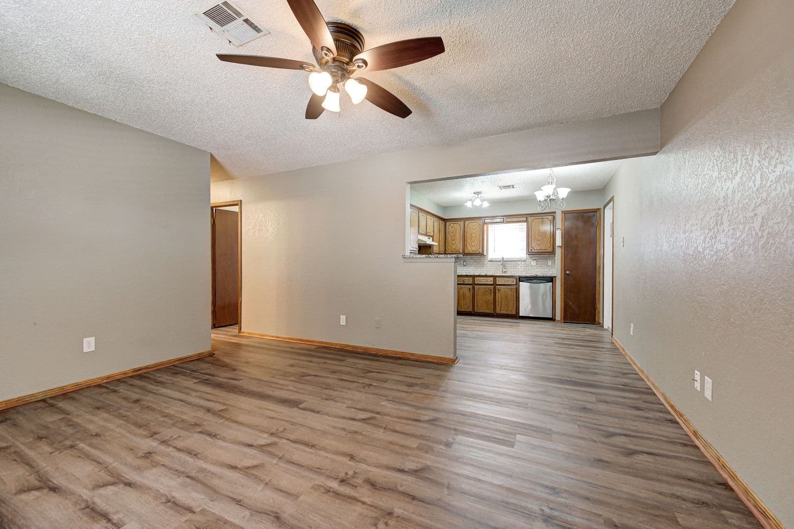 Mustang House: 830 W Perry Dr