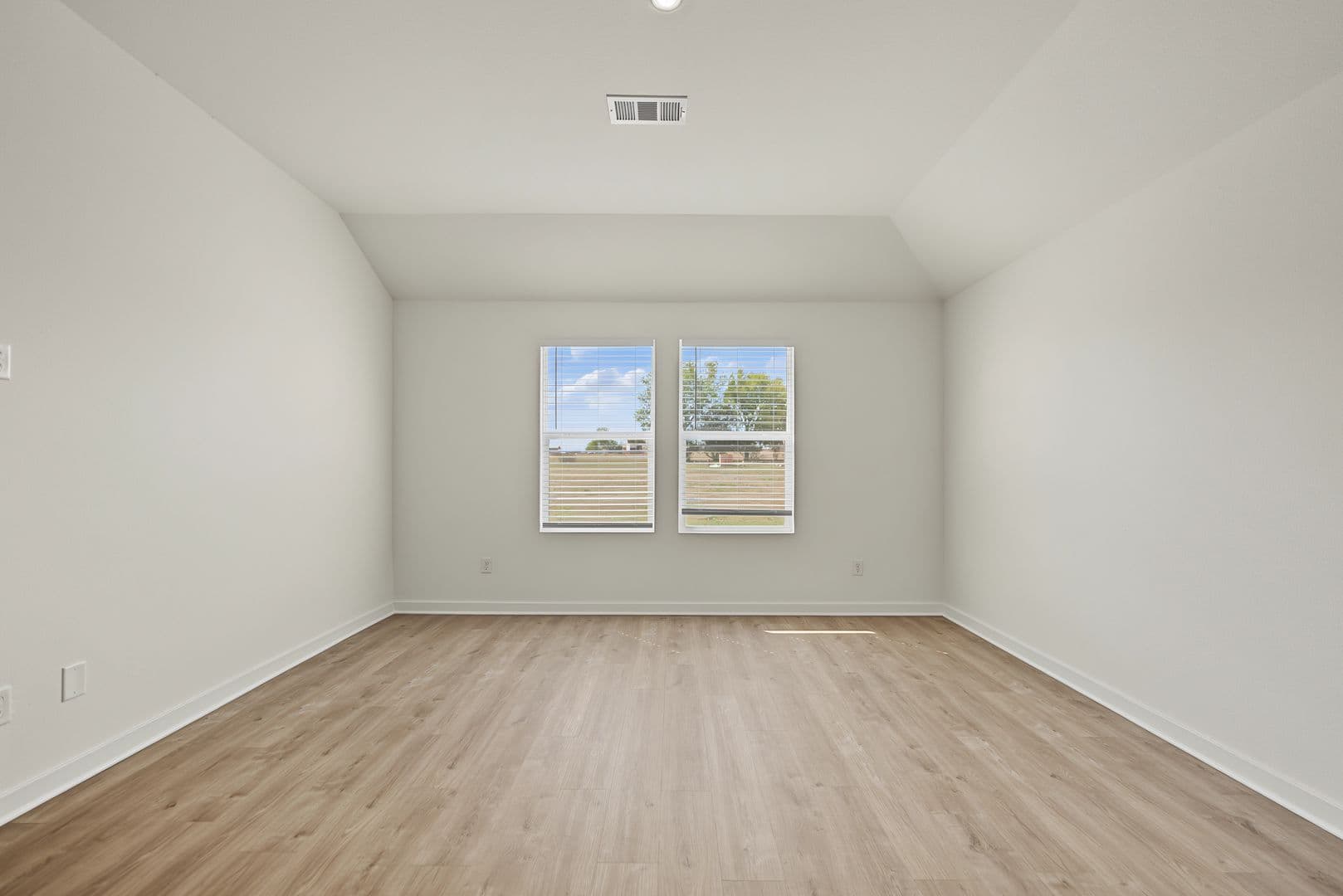 Prairie Grove House: 560 Raegan St