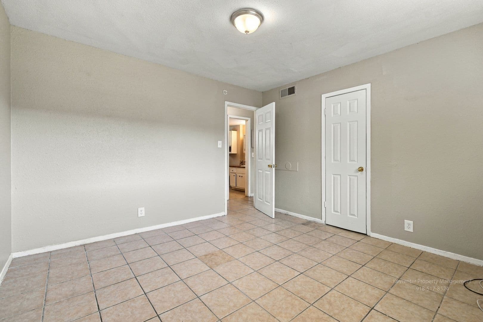 Tulsa House: 1072B N Irvington Ave