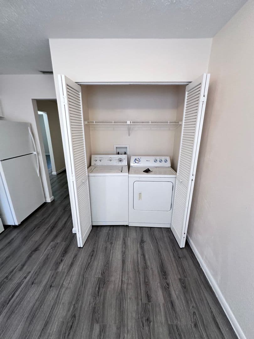 Fort Myers Apartment: 1944 Sunset Place