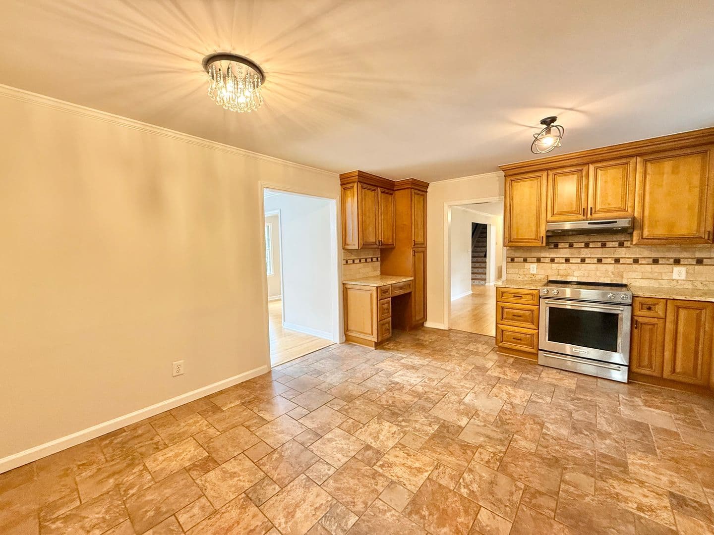 Clayton House: 208 Hardwood Ridge Ct