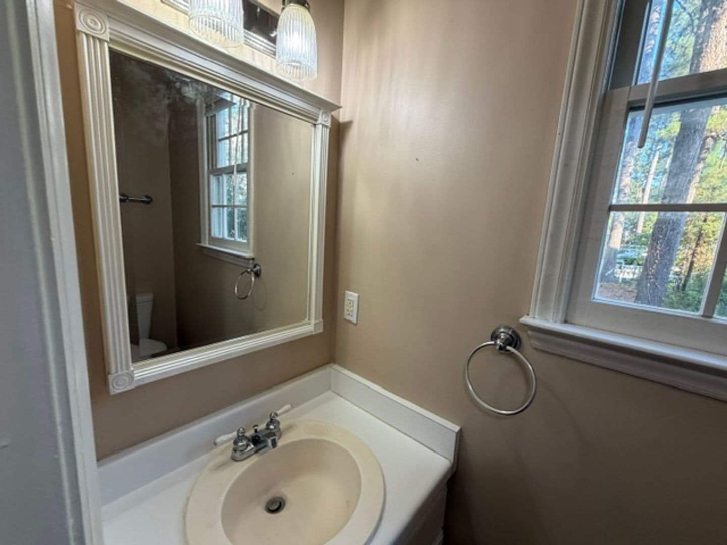 Raleigh House: 7316 North Thorncliff Pl