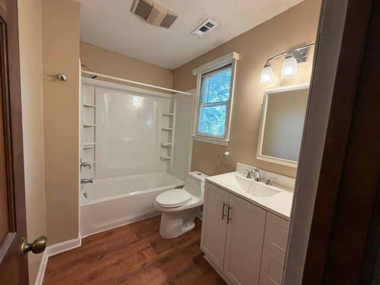 Raleigh House: 7316 North Thorncliff Pl