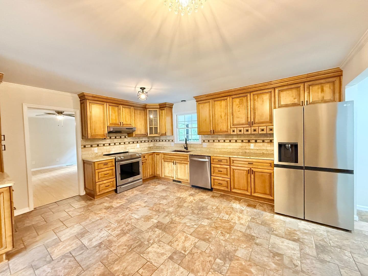 Clayton House: 208 Hardwood Ridge Ct