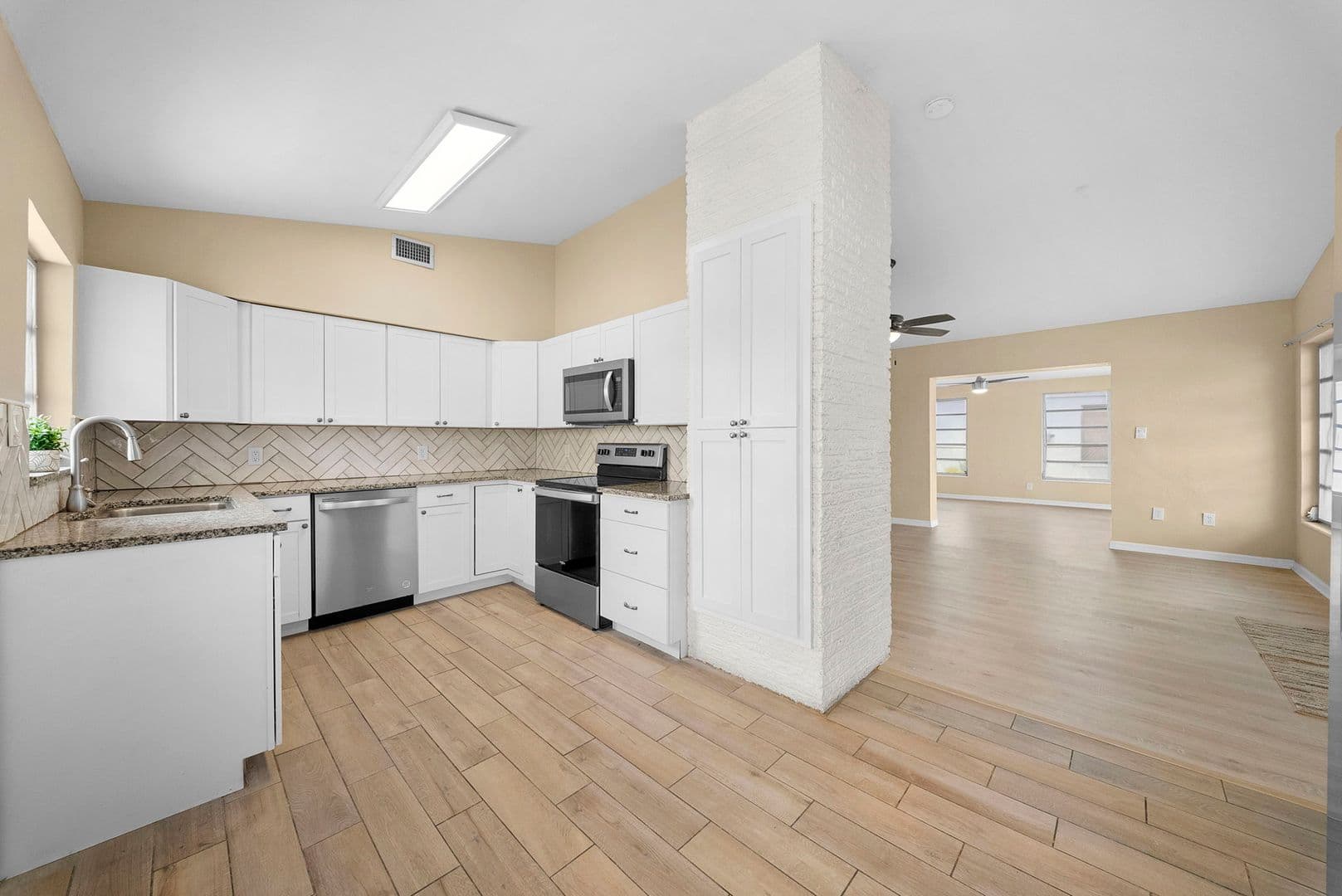 North Fort Myers House: 275 Lakeview Dr