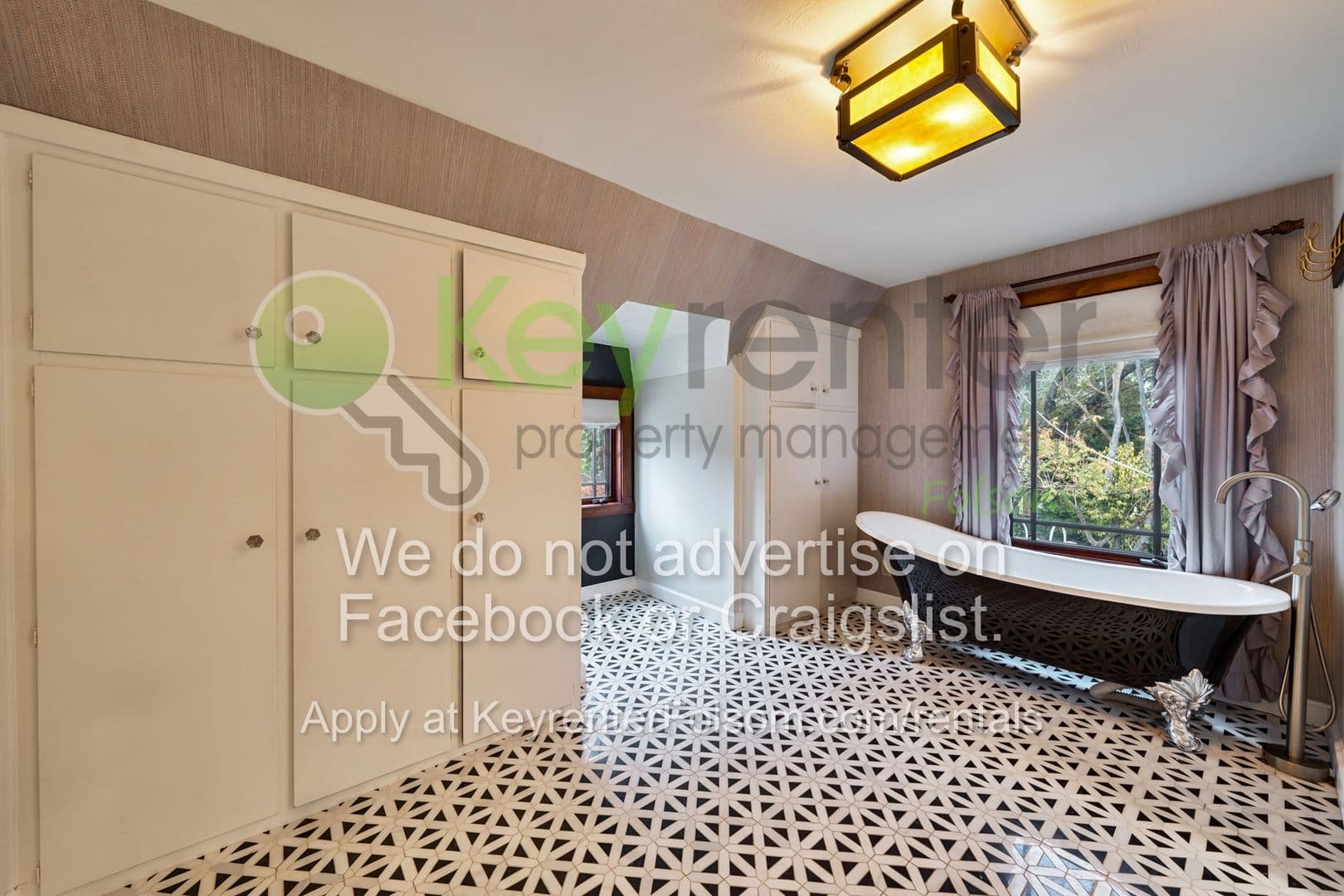 Sacramento House: 930 Saverien Drive