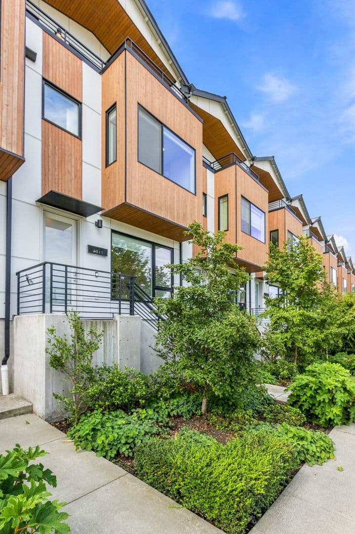 Seattle Townhome: 3819 S Cloverdale St