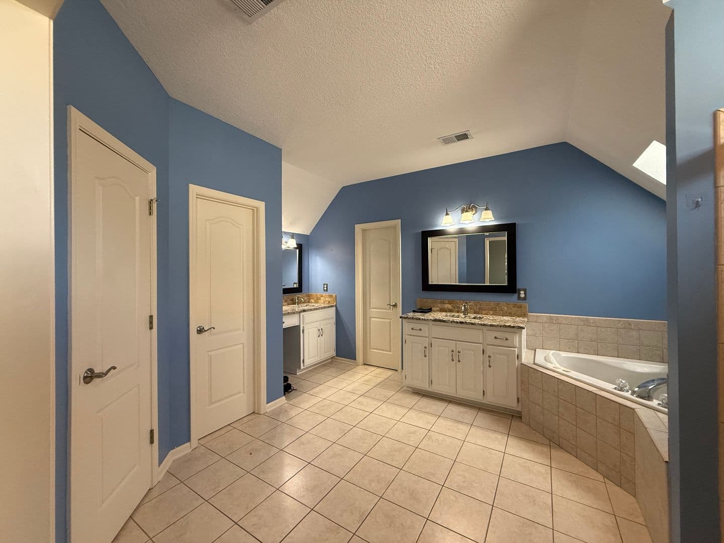 Overland Park House: 13817 Hauser St