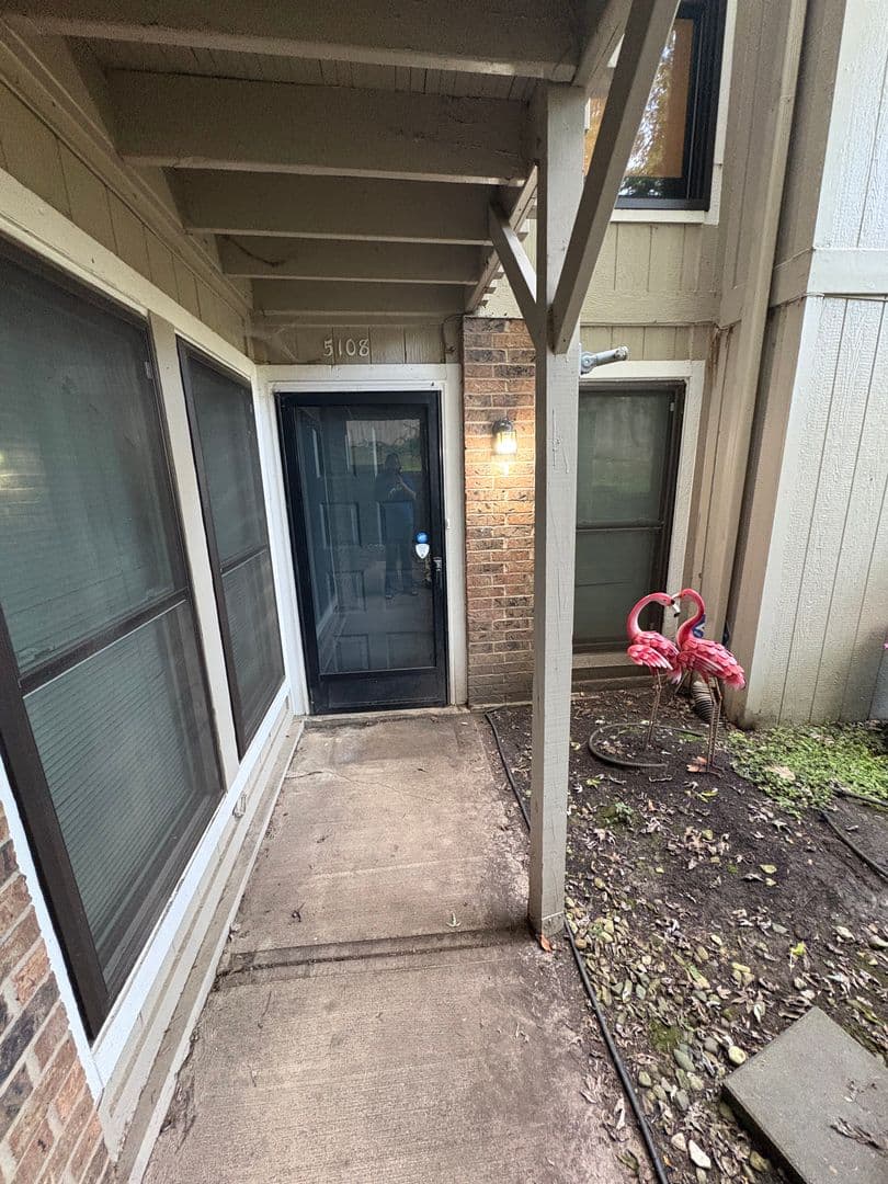 Mission Apartment: 5108 W 62nd St