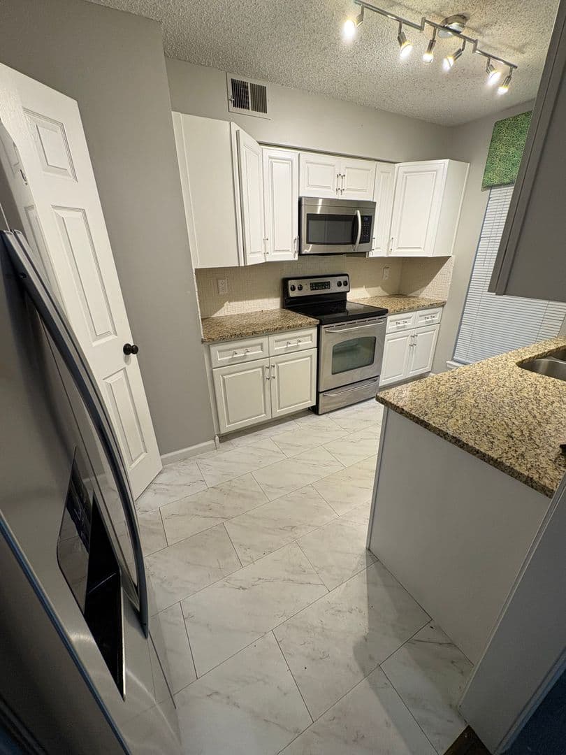 Mission Apartment: 5108 W 62nd St