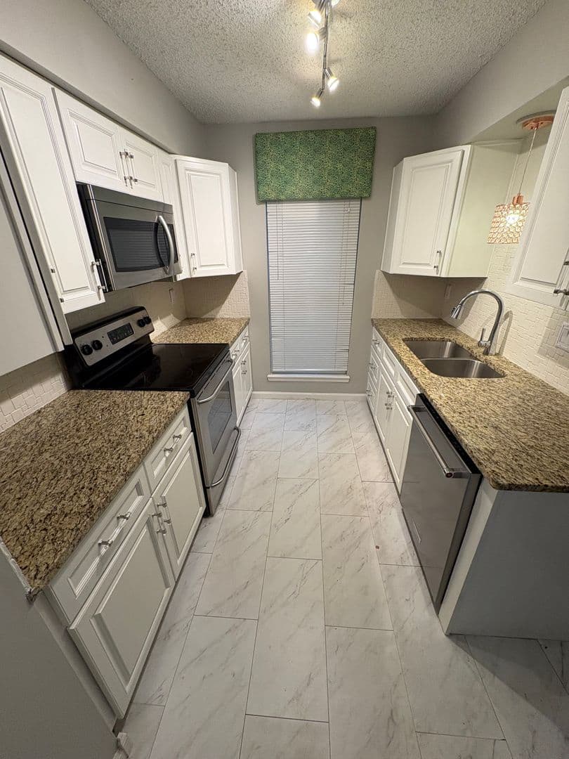 Mission Apartment: 5108 W 62nd St