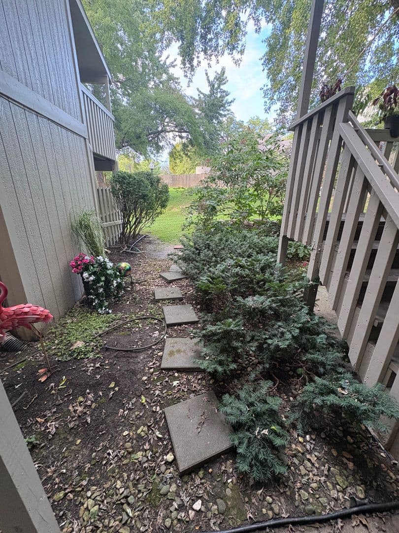 Mission Apartment: 5108 W 62nd St