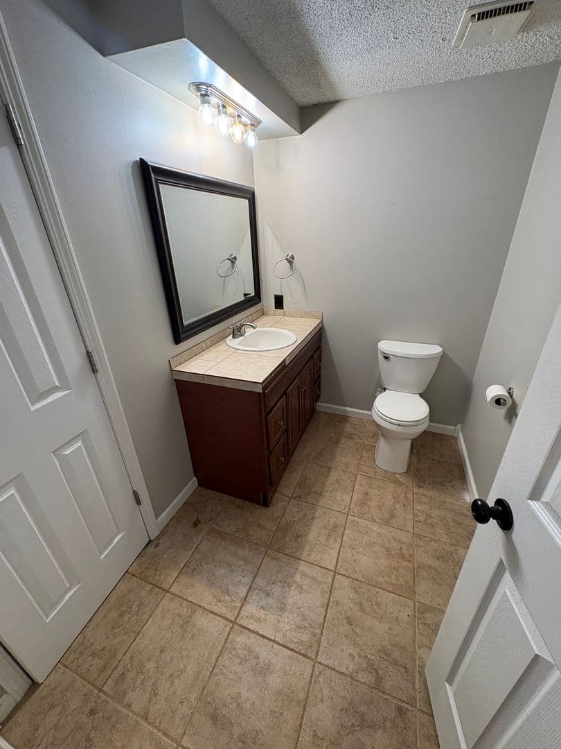 Mission Apartment: 5108 W 62nd St